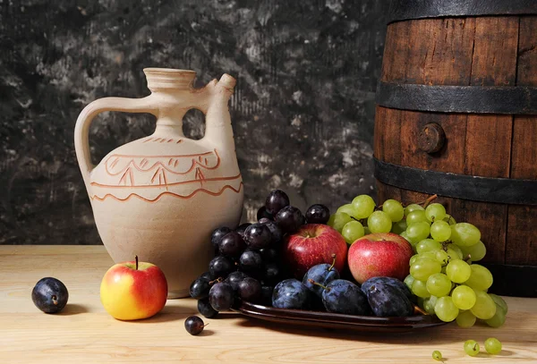 Ceramic jug, barrel and fruit — Stock Photo, Image