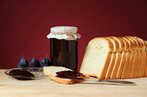 Bread and plum jam on the table and plum jam — Stock Photo, Image