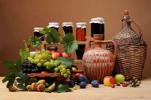 Färsk frukt och sylt på bordet — Stockfoto