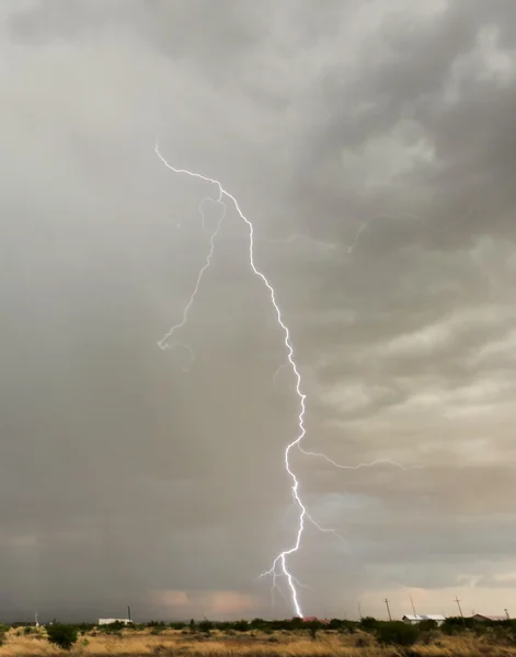 A Lightning Bolt Strikes a Neighborhood House — Stock Photo, Image