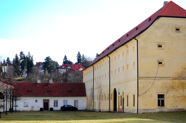 프라하의 오래 된 수도원 마당 — 스톡 사진