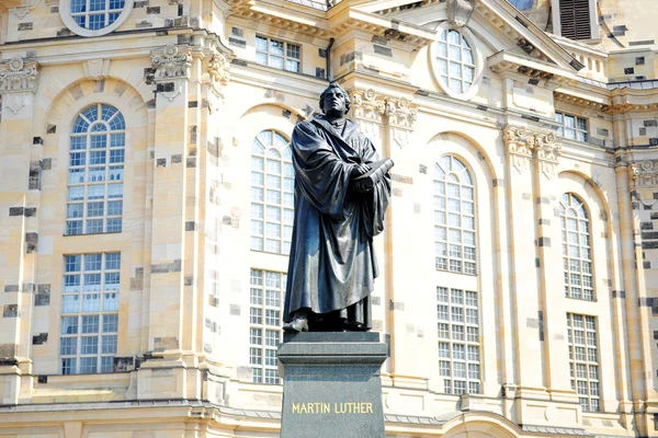 Estátua de Martinho Lutero em frente à igreja luterana em Dresden — Fotografia de Stock