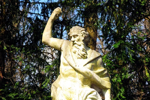 Старая хрустящая статуя человека — стоковое фото