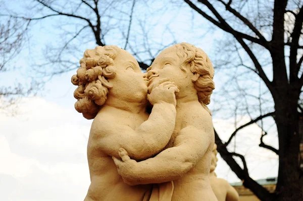 Antigua estatua de dos niños en un parque de la ciudad de Dresde —  Fotos de Stock