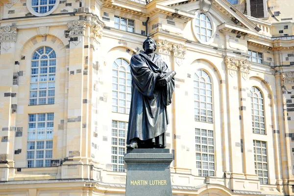 雕像的马丁 · 路德 · 金在德累斯顿路德会教堂前 图库图片