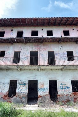 terk edilmiş evde cephe