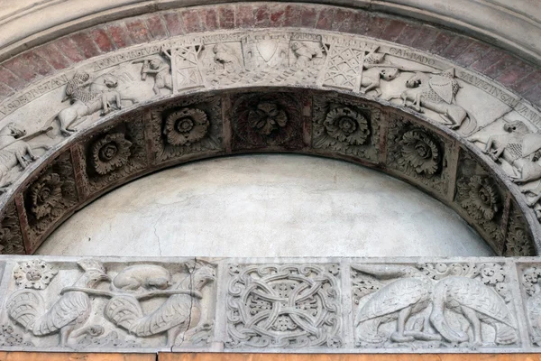 Detalhe da catedral romanesca em Modena, Itália — Fotografia de Stock