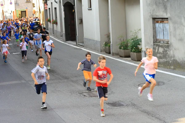 As crianças correm — Fotografia de Stock