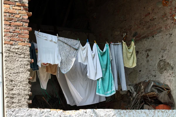 Laundry di gedung perdesaan — Stok Foto