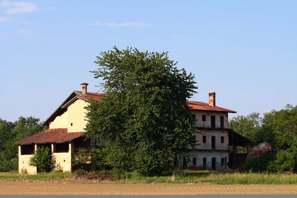 Заброшенное сельское здание — стоковое фото
