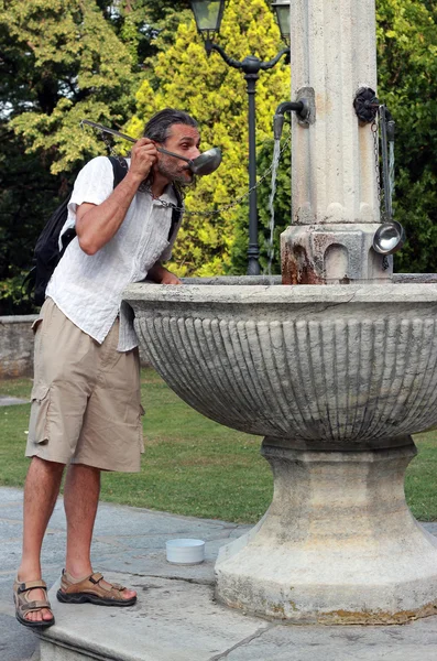 男人喝水 — 图库照片