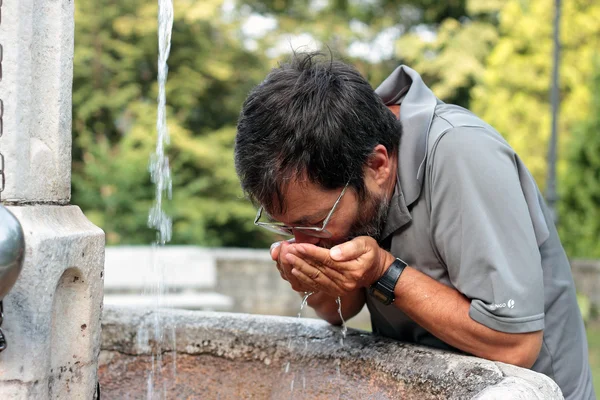 男人喝水 — 图库照片