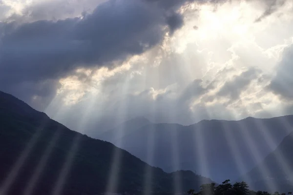 İtalyan Alplerinin üzerinde ışık hüzmesi