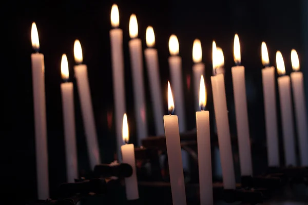 Kerzen in der Dunkelheit — Stockfoto