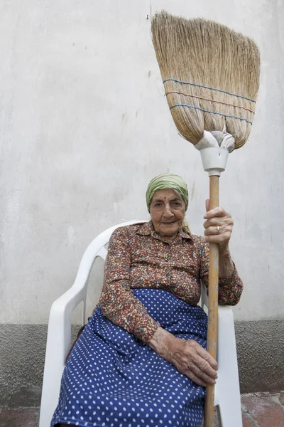 Donna anziana scopa — Foto Stock