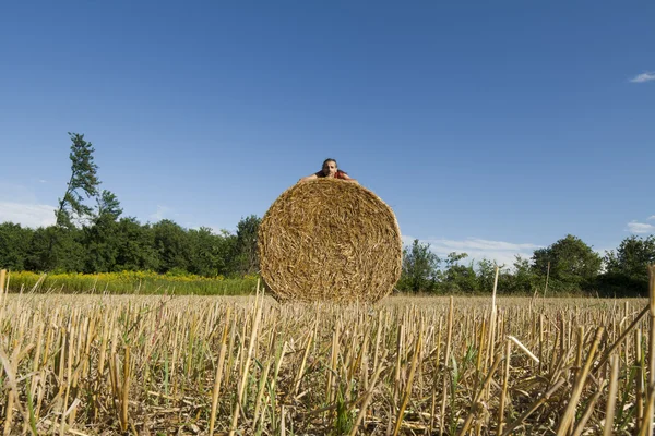 干し草の俵の上に敷設男 — ストック写真
