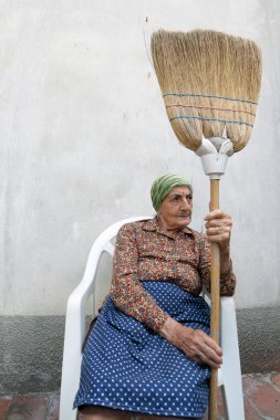 kadın kıdemli süpürge