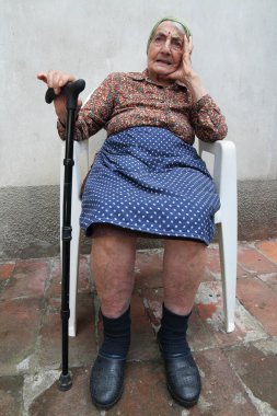 Bastonlu yaşlı kadın.