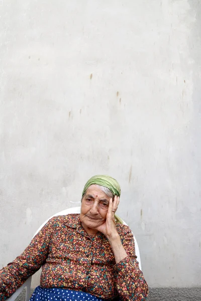Συλλογισμένος ηλικιωμένη γυναίκα — Φωτογραφία Αρχείου