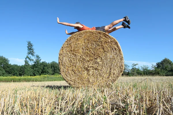 干し草のベールにフィットネス トレーニング — ストック写真