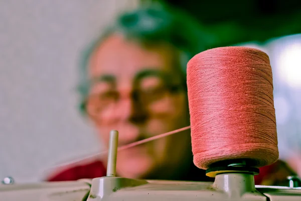 Working on sewing machine — Stock Photo, Image