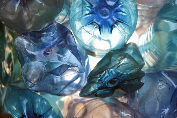 Синие пластиковые бутылки — стоковое фото