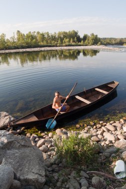 Nehri üzerinde tekne oarsman