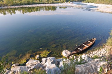 zincirle bağlı Nehri üzerinde tekne