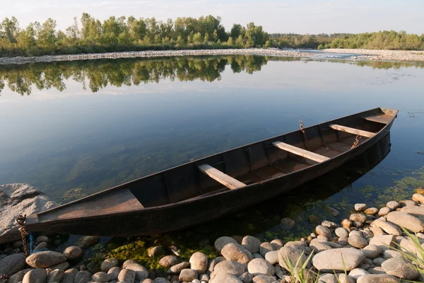 Zincirle bağlı Nehri üzerinde tekne — Stok fotoğraf