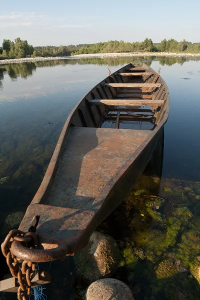 Barca sul fiume legato con catena — Foto Stock