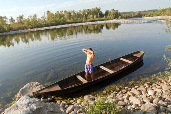 Barca rematore sul fiume — Foto Stock
