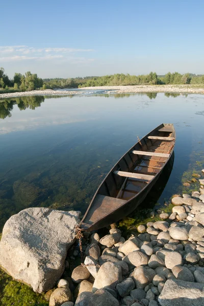Bir nehir üzerinde pirogue — Stok fotoğraf