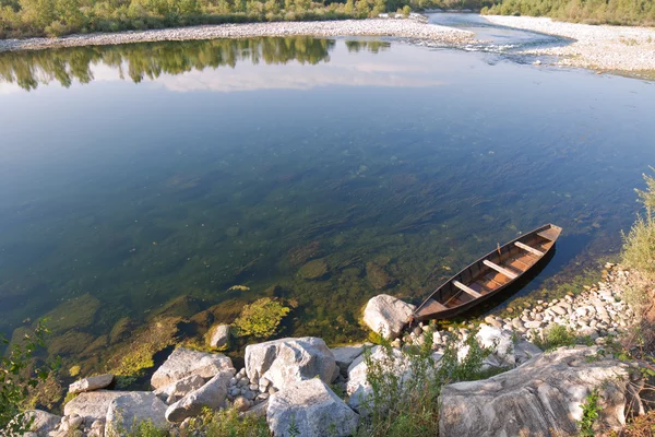 Boot op de rivier gebonden met ketting — Stockfoto