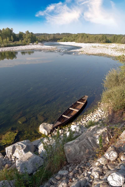 Boot op de rivier gebonden met ketting — Stockfoto