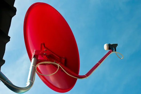 Antena satelitarna czerwony — Zdjęcie stockowe