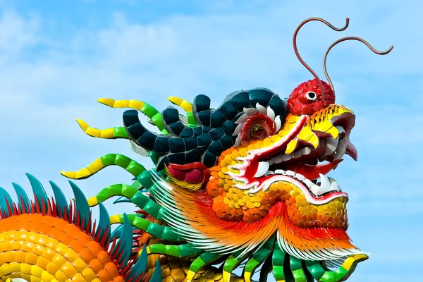 Cabeça de dragão no templo telhado — Fotografia de Stock