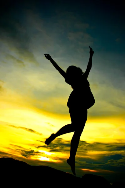 점프 하는 여자 — 스톡 사진