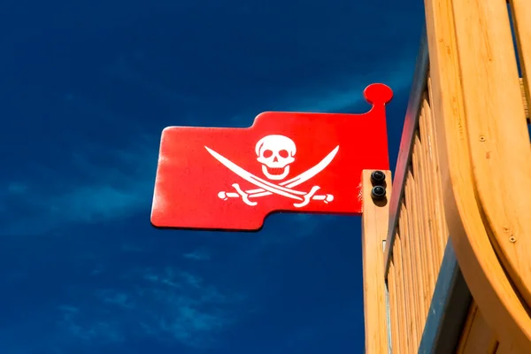Пиратский флаг на игрушке — стоковое фото