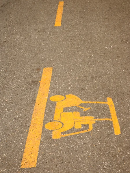 Terra de golfe amarelo na superfície de asfalto preto — Fotografia de Stock