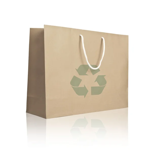 Reciclar bolsa de compras de papel en reflejar piso blanco —  Fotos de Stock