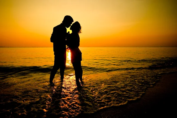 Jovem casal romântico no pôr do sol — Fotografia de Stock