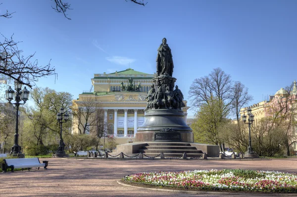 Alexandrinsky Tiyatrosu ya da Rusya devlet Puşkin Akademisi Dram Tiyatrosu ve anıt catherine II büyük. St.Petersburg, Rusya Federasyonu