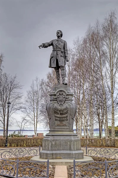 Monument to Peter the Great on the waterfront of the Onega lake. Petrozavodsk, Karelia, Russia. — Stock Photo, Image