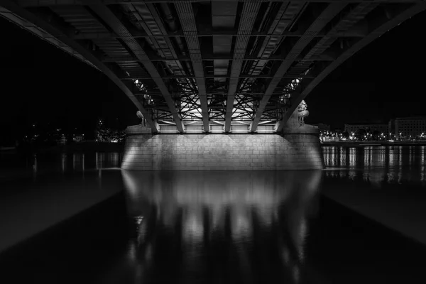 Под мостом Маргарет — стоковое фото