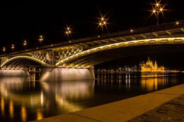 Margaretenbrücke und Parlament — Stockfoto
