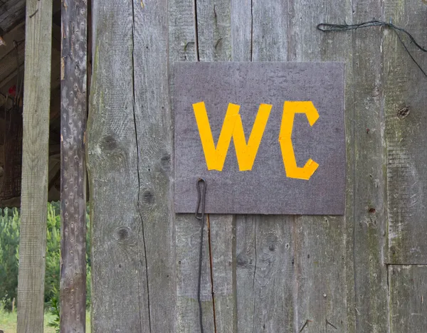 Houten WC huis in het bos — Stockfoto