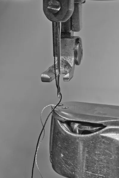 Primer plano del pie de la máquina de coser . —  Fotos de Stock