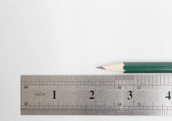 Metal cetvel ve kalem kapatmak — Stok fotoğraf