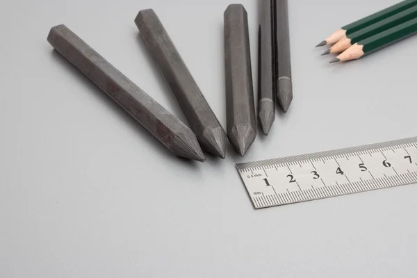 Cerrar regla de metal y lápices — Foto de Stock