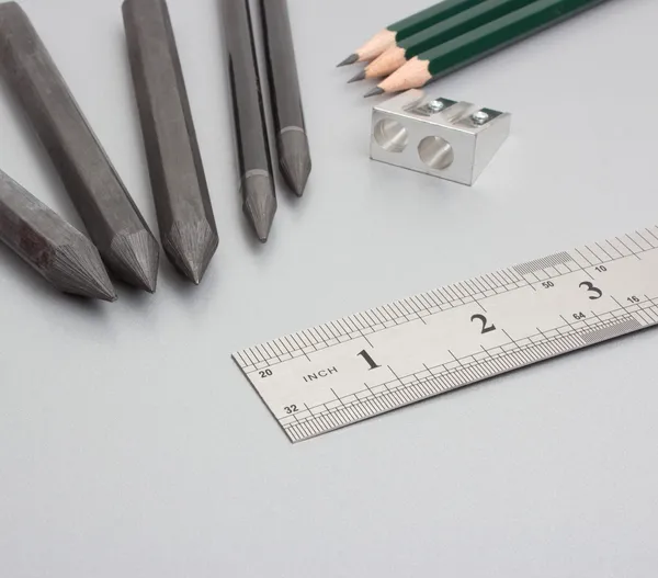 Metal cetvel ve kalem kapatmak — Stok fotoğraf